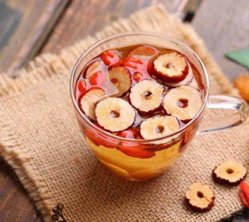 Top 10 loại trà thảo mộc dễ ngủ nên dùng 9 Trà táo đỏ.