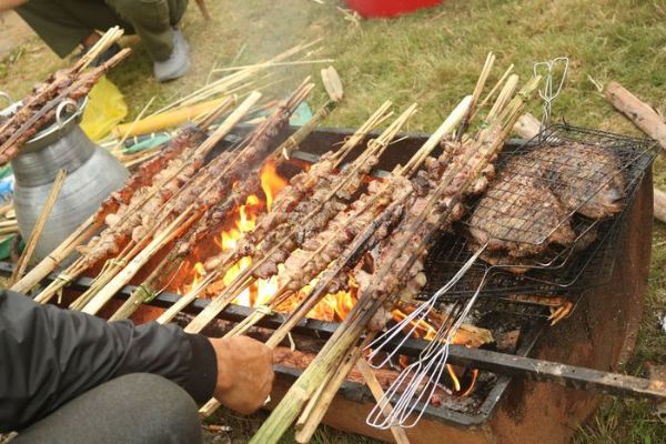 Cách ăn thịt trâu gác bếp chuẩn vị Tây Bắc 4 Nướng thịt trâu gác bếp trên than hoa.