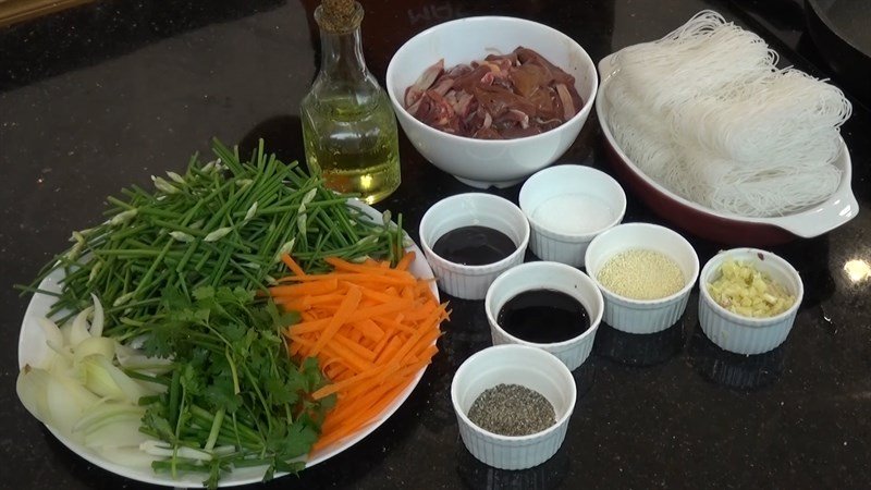 Các cách làm miến dong xào cực ngon không bị dính 2 Nguyên liệu của miến dong xào lòng gà.