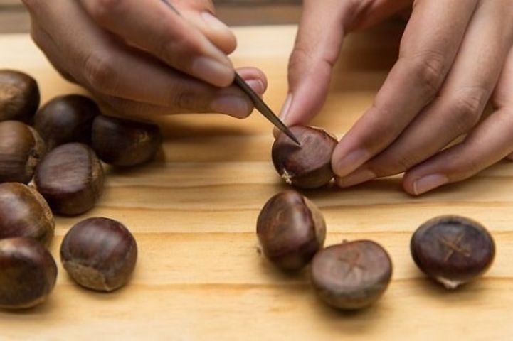 Cách luộc hạt dẻ đúng cách thơm ngon tại nhà 3 Để hạt dẻ trên mặt phẳng và tách hạt.