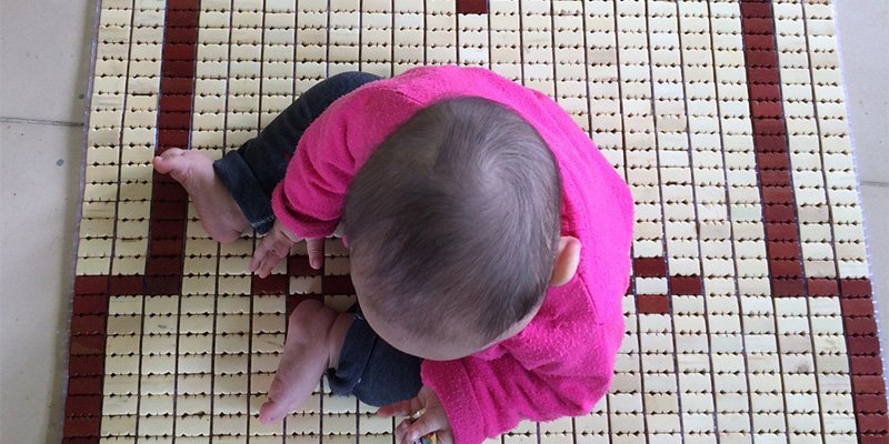 Trẻ sơ sinh nằm chiếu trúc được không?